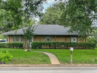 1092 S Holland St, Bellville, TX 77418