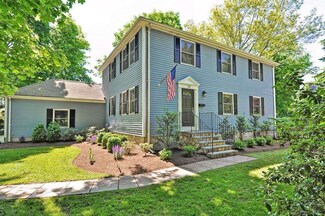10 Pilgrim Rd, Wellesley Hills, MA 02481