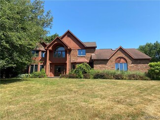 18 Hillsboro Dr, Orchard Park, NY 14127