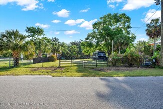 6220 Island Dr, Weeki Wachee, FL 34607