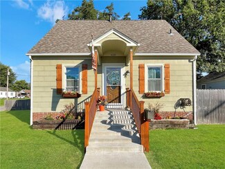 628 W 26th St, Higginsville, MO 64037