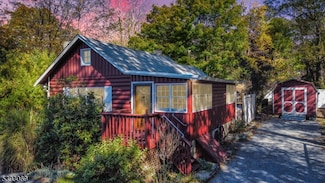 215 Annisquam Rd, Highland Lakes, NJ 07422