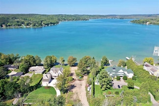 5719 Country Club Cir, Petoskey, MI 49770
