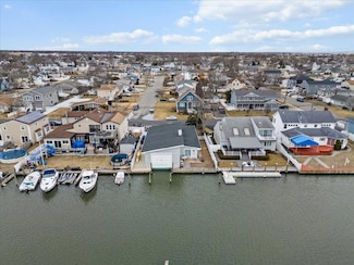 224 E Shore Rd, Lindenhurst, NY 11757