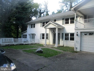 15 E Trenton Ave, Levittown, PA 19054