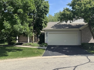 18465 Stonehedge Dr, Brookfield, WI 53045