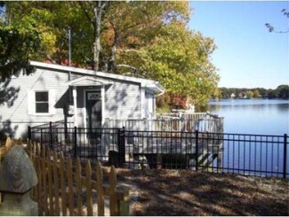 25 White St, Southwick, MA 01077