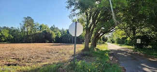 102 Mcclung St, Pass Christian, MS 39571