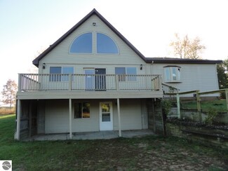10400 Valley Ct, Stanwood, MI 49346