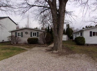 2876 Stennett St, Keego Harbor, MI 48320