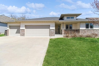 3323 Park Side Dr, Des Moines, IA 50317