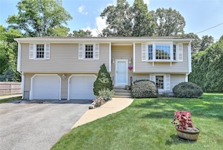 15 Ursula Dr, Bristol, RI 02809