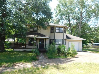 201 First St E, New Augusta, MS 39462