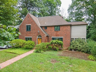 3 Buckingham Place, Great Neck, NY 11021