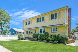 348 Roslyn Ave, Carle Place, NY 11514