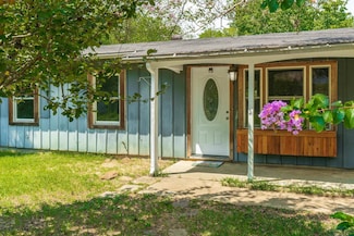 909 Virginia Dr, Gladewater, TX 75647