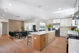 18324 Sylvan St, Tarzana, CA 91335