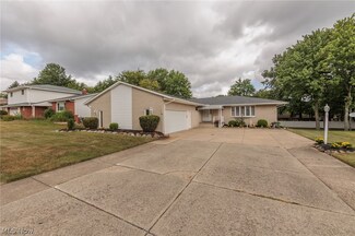 285 Panorama Dr, Seven Hills, OH 44131