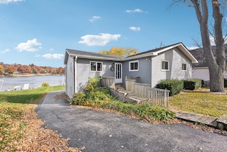 7 Holiday Dr, Somonauk, IL 60552