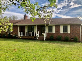 534 Farmer St, Starr, SC 29684