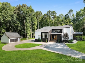 202 Walden Ln, Matthews, NC 28104