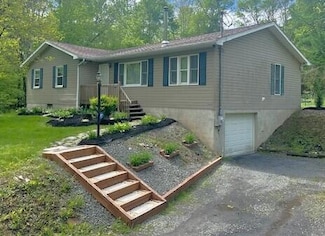 425 Cranberry Creek Rd, Cresco, PA 18326