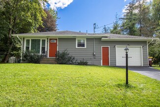 5 Loretta Ln, Castleton On Hudson, NY 12033