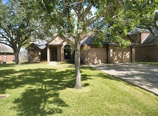 53 Joshua Ct, Lake Jackson, TX 77566