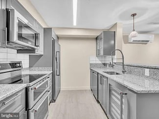 220 2nd St SE Unit 103, Washington, DC 20003