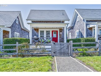26 Grove Ln, Pacific Beach, WA 98571