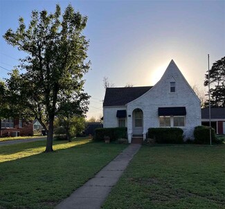 907 N 8th St, Perry, OK 73077