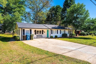 1378 8th St NW, Hickory, NC 28601