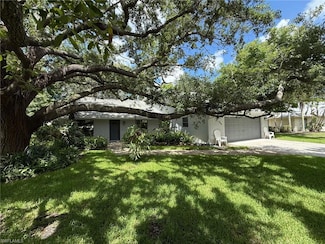 660 York Terrace, Naples, FL 34109
