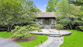 4 Bobby Close, Mamaroneck, NY 10543