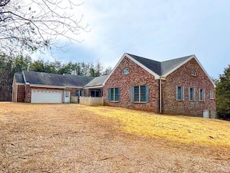 2371 Isle of Pines Dr, Moneta, VA 24121