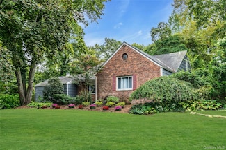 6 Harmony Rd, Huntington, NY 11743