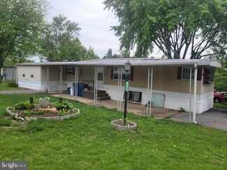 831 Lake Cir, Mount Wolf, PA 17347