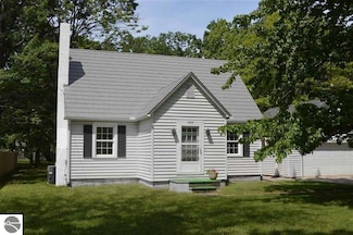 1009 Carver St, Traverse City, MI 49686