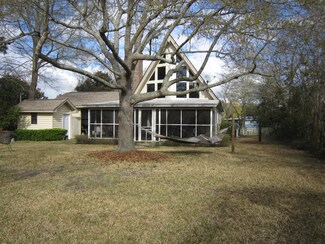 112 Sparrow St, Bonneau, SC 29431