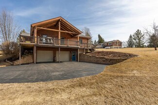 8906 Hickory Hollow Ct, Dubuque, IA 52003