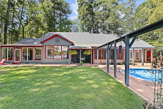 2022 W Lake Dr, Gladewater, TX 75647