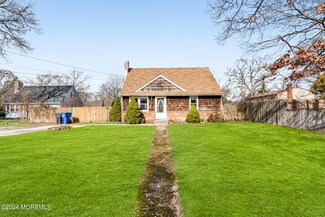 25 Oakside Dr, Toms River, NJ 08755