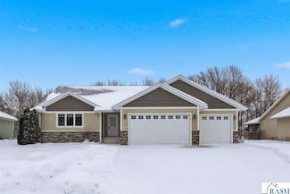 225 Pinehurst Dr, Mankato, MN 56001