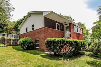 8 Fulton Dr, New Fairfield, CT 06812