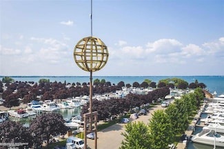 41700 Conger Bay L-23 Dr, Harrison Township, MI 48045