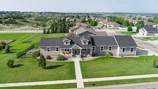 1105 Parkerplum Dr, Bismarck, ND 58503