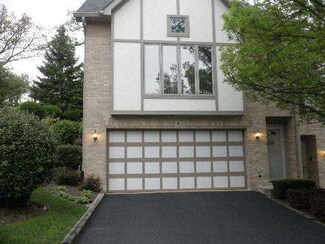 4 Cliffside Circle Dr, Willow Springs, IL 60480
