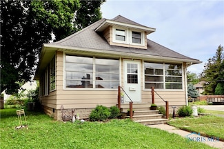 31 John St, Waterville, OH 43566