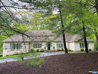 880 Hilltop Terrace, Franklin Lakes, NJ 07417
