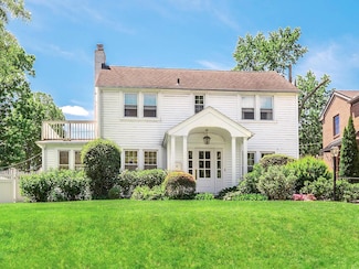 32 Valley View Rd, Great Neck, NY 11021